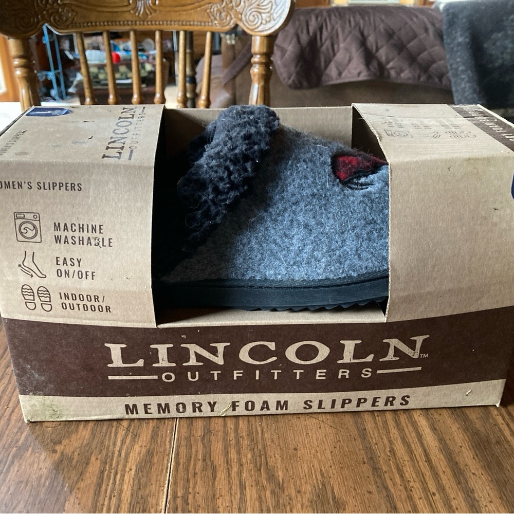 Lincoln Outfitters woman’s Gray Memory Foam Slippers Sz L 9-10 in/outdoor